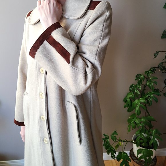 vintage wool coat Jackets & Blazers - 100% wool beautiful vintage 1970s 1980s beige coat with brown details.